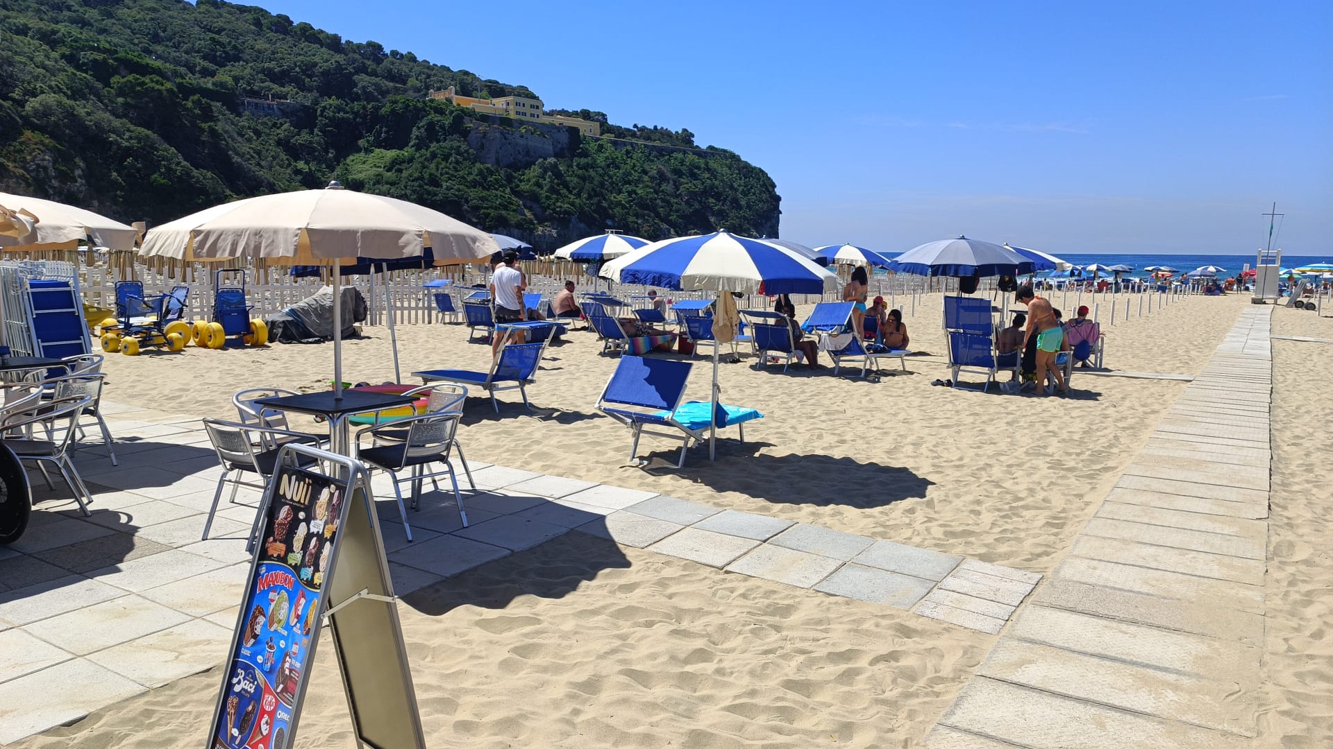 Ombrelloni e sedute sulla spiaggia di Serapo